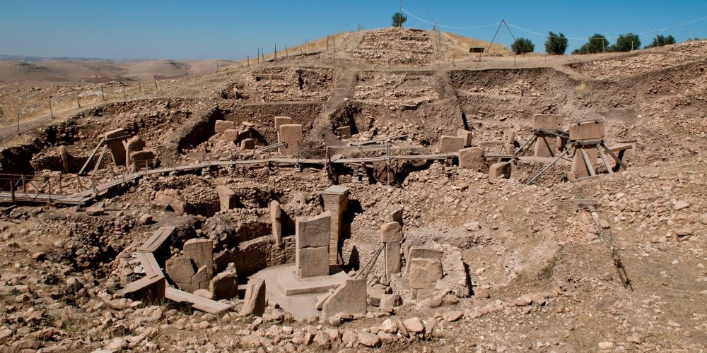 Göbekli Tepe nằm ở Thổ Nhĩ Kỳ chính là  kiệt tác kiến trúc cổ xưa nhất được biết đến trên thế giới. Được xây dựng vào năm 9500 TCN, Göbekli Tepe là một quần thể kiến trúc cổ đại kỳ lạ, bao gồm 20 tháp đá hình chữ T cao gần 5m được và chạm khắc cầu kỳ với những loài vật như rắn, bọ cạp, sư tử, lợn, cáo…